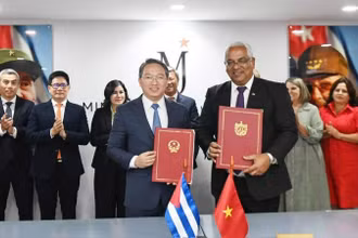 Bộ trưởng Tư pháp Nguyễn Hải Ninh và Bộ trưởng Tư pháp Cuba Silveira ký kết Thỏa thuận hợp tác thực hiện "Dự án hỗ trợ kỹ thuật tăng cường năng lực xây dựng và thực thi pháp luật cho Cuba" - dự án hỗ trợ kỹ thuật đầu tiên của Việt Nam dành cho Cuba trong lĩnh vực thể chế. (Ảnh: Đại sứ quán Việt Nam tại Cuba)