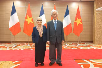 Giáo sư Trần Thanh Vân và Giáo sư Lê Kim Ngọc. (Ảnh: TRẦN THANH SƠN)