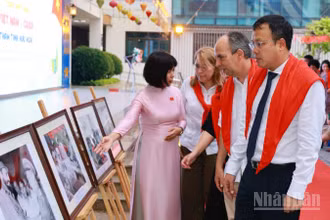 Hiệu trưởng Trường tiểu học Việt Nam-Cuba Trần Thị Tố Trinh giới thiệu với Đại sứ Cuba tại Việt Nam Rogelio Polanco Fuentes và các đại biểu về các tác phẩm tranh ảnh trưng bày tại Triển lãm.