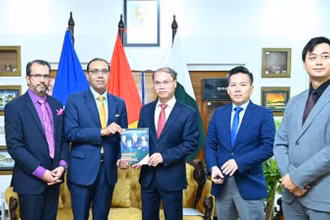 Ông Ushman Shaukat – Chủ tịch Phòng Thương mại và Công nghiệp thành phố Rawalpindi trao sách tặng Đại sứ Phạm Anh Tuấn. (Ảnh: Đại sứ quán Việt Nam tại Pakistan)