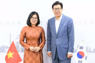 Tổng lãnh sự Việt Nam tại Busan (Hàn Quốc) Đoàn Phương Lan và Thị trưởng thành phố Busan Park Heong Joon. (Ảnh: Tổng lãnh sự Việt Nam tại Busan)