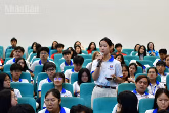 Các bạn trẻ kiều bào trao đổi tại chương trình giao lưu, gặp gỡ với cán bộ chiến sĩ "mũ nồi xanh" Việt Nam. 