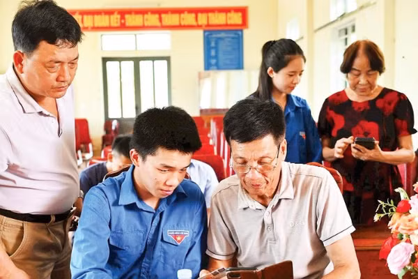 Đoàn viên thanh niên hướng dẫn người dân cài đặt và sử dụng ứng dụng i-Hà Tĩnh.