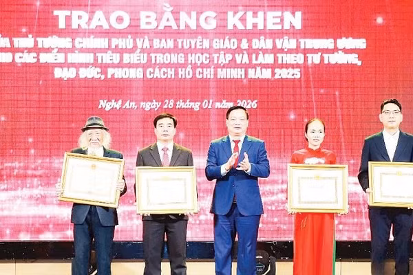 Tiến sĩ Nguyễn Thái Tự (đội mũ) nhận Bằng khen của Thủ tướng Chính phủ vì đã có thành tích xuất sắc trong Học tập và làm theo tư tưởng, đạo đức, phong cách Hồ Chí Minh.