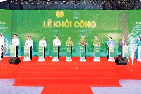 Các đại biểu thực hiện nghi thức bấm nút khởi công dự án (Ảnh CÔNG AN NGHỆ AN)