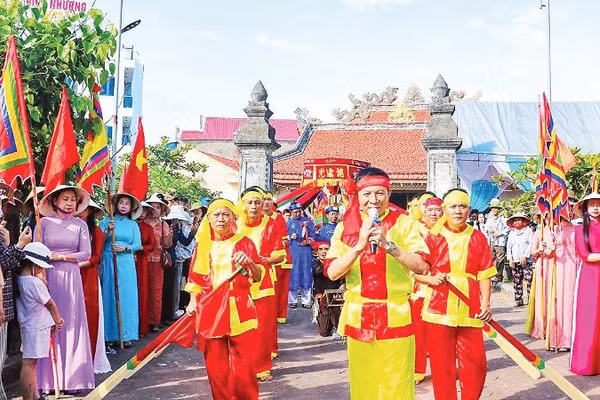 Nghi thức hò chèo cạn trong Lễ hội Cầu ngư Nhượng Bạn (Ảnh NGỌC KHÁNH)