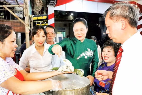 Bánh hú thường xuyên xuất hiện trong các liên hoan ẩm thực tại địa phương.