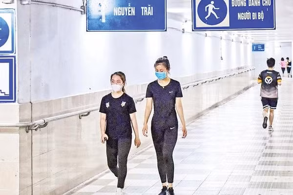 Hầm đi bộ Ngã Tư Sở (Ảnh ĐỖ TÂM)