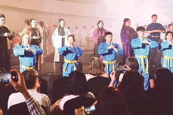 Chương trình nghệ thuật “Khoảnh khắc vĩnh cửu” của nghệ sĩ Nguyễn Quốc Hoàng Anh - một chương trình có sử dụng AI trong sáng tạo.
