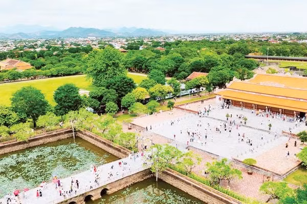 Khách du lịch tham quan Đại Nội Huế (Ảnh KIẾN GIANG)