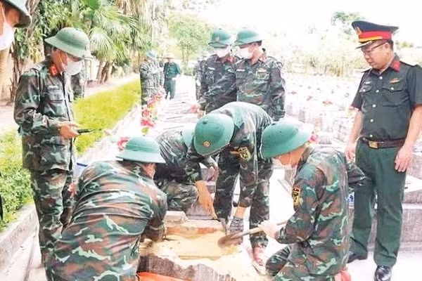 Lực lượng chức năng lấy mẫu hài cốt tại nghĩa trang Ba Dốc, tỉnh Quảng Trị (Ảnh CTV)