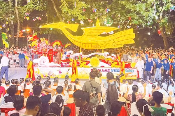Mô hình “Chim Lạc vươn mình” của tổ dân phố Viên Sơn, phường Sơn Tây tham gia hội thi “Trung thu Thành cổ - Sơn Tây xứ Đoài”.