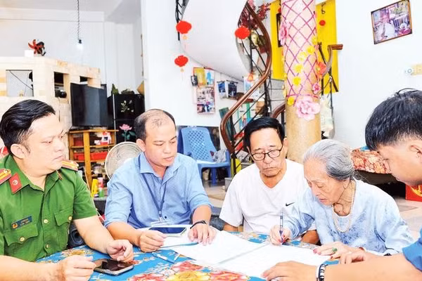 Công chức, viên chức Trung tâm Phục vụ hành chính công phường Tân Định đến tận nhà giúp người già yếu, người khuyết tật và những trường hợp khó khăn tiếp cận dịch vụ hành chính công (Ảnh THẾ ANH)