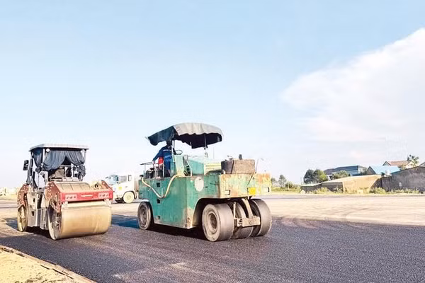 Các đơn vị tập trung nhân lực, máy móc nỗ lực hoàn thành dự án đường Xô viết Nghệ Tĩnh kéo dài về phía đông.