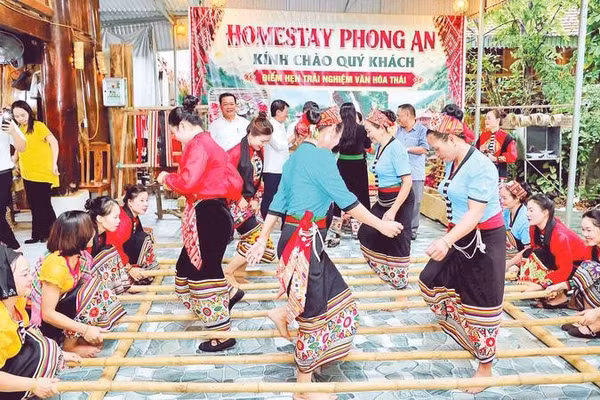Du khách trải nghiệm văn hóa Thái tại bản Chọng.