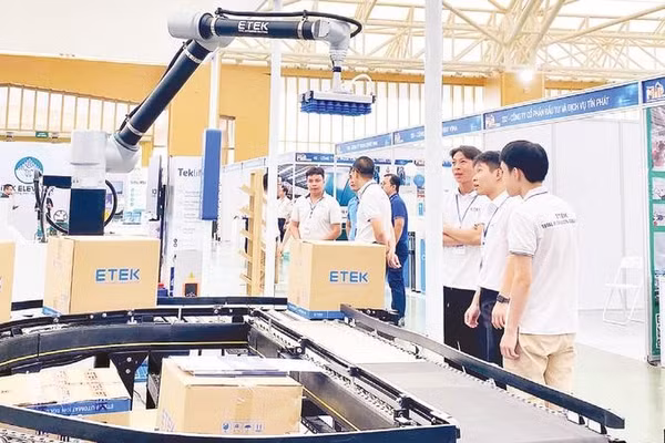 Công ty cổ phần Giải pháp tự động hóa ETEK giới thiệu sản phẩm tới khách hàng tại Hanoi MIP Fair 2026.