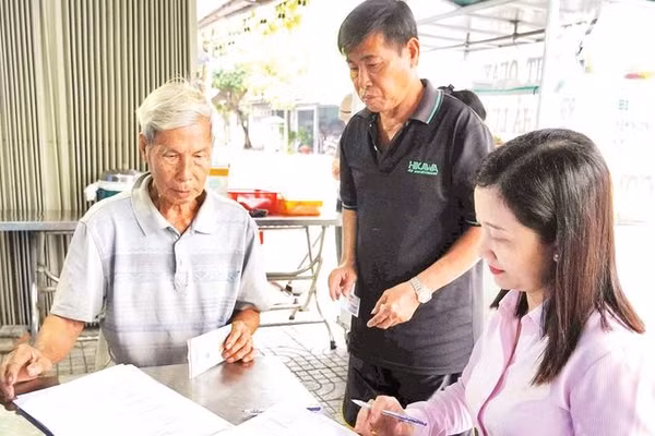 Cán bộ Trung tâm Phục vụ hành chính công phường Sóc Trăng, thành phố Cần Thơ giải quyết thủ tục hành chính tại nhà dân.