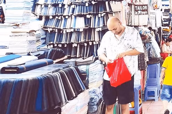 Khách du lịch mua sắm hàng hóa tại chợ Bến Thành, Thành phố Hồ Chí Minh (Ảnh THẾ ANH)