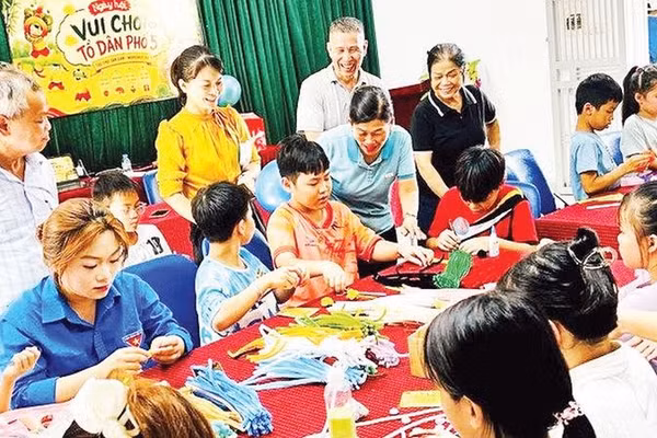 Một buổi sinh hoạt, vui chơi thu hút đông đảo người dân tham gia tại Nhà văn hóa hạnh phúc Tổ dân phố số 5 phường Phúc Lợi (Ảnh KIM DUNG)