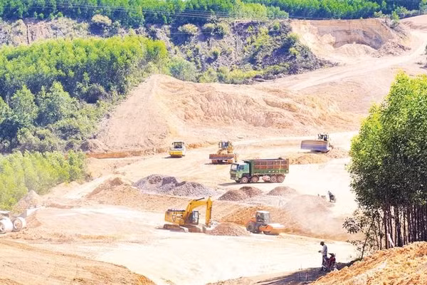 Các nhà thầu đang triển khai nhiều mũi thi công các hạng mục nền đường, cầu, cống.