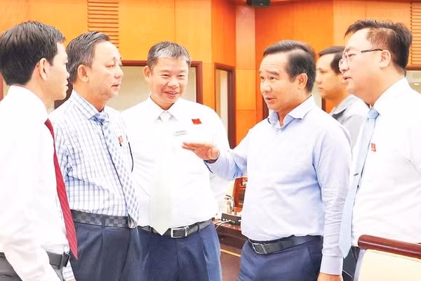 Lãnh đạo thành phố trao đổi với các đại biểu tại Kỳ họp thứ 5, Hội đồng nhân dân thành phố khóa XI, nhiệm kỳ 2026-2031.