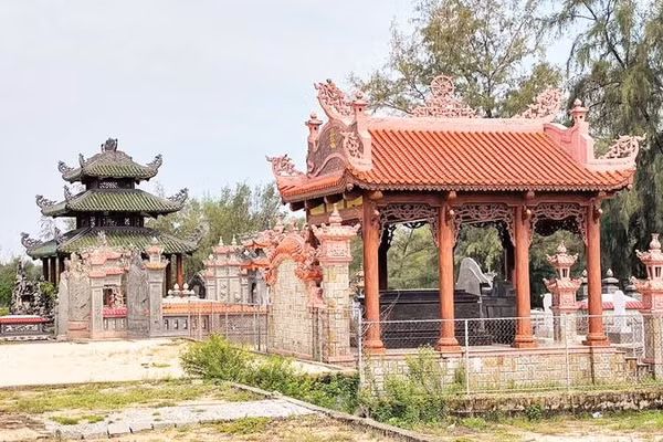 Nhà mồ và “cổ lầu” đang xuất hiện ngày càng nhiều hơn trong các khu nghĩa địa ven biển thành phố Huế.