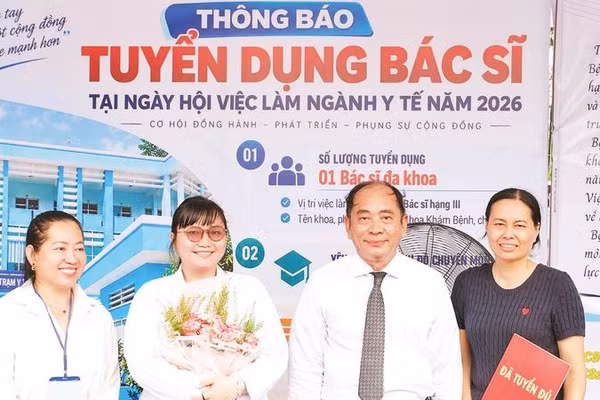 Giám đốc Sở Y tế Thành phố Hồ Chí Minh Tăng Chí Thượng chúc mừng bác sĩ trẻ đăng ký về công tác tại Trạm y tế xã Bình Hưng.