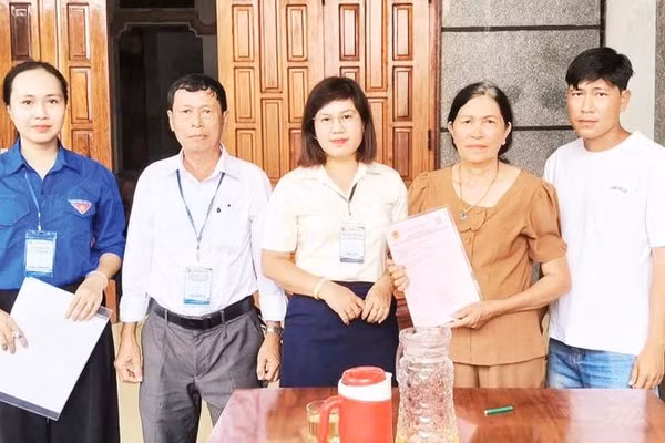 Lãnh đạo xã Bù Đăng, thành phố Đồng Nai trao giấy chứng nhận quyền sử dụng đất tại nhà dân.