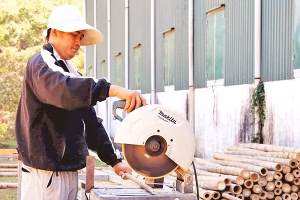 Người Mạ ở thôn Tố Lan có việc làm ổn định tại xưởng chế biến sản phẩm từ tầm vông.