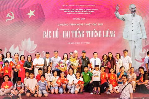 Ban tổ chức và nghệ sĩ chụp ảnh lưu niệm cùng khán giả tham dự chương trình. (Ảnh: Ban tổ chức)