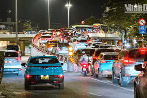 Trong đợt nghỉ lễ 2/9, lưu lượng phương tiện tăng cao trên các tuyến đường cửa ngõ nhưng không xảy ra ùn tắc kéo dài. (Ảnh: MINH DUY)