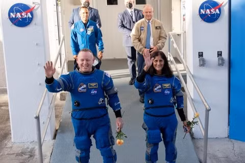 Các phi hành gia NASA Butch Wilmore và Suni Williams trước khi lên tàu vũ trụ Starliner năm 2024. (Ảnh: Tân Hoa Xã)