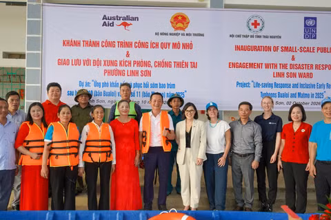 Đoàn công tác giao lưu với Đội xung kích phòng, chống thiên tai phường Linh Sơn, Thái Nguyên. (Ảnh: Đại sứ quán Australia tại Việt Nam)