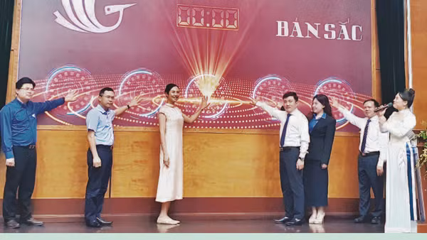 Các đại biểu thực hiện nghi thức bấm nút phát động Chương trình “Bản sắc” năm 2026. (Ảnh: TTXVN)