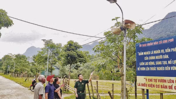 Bộ đội Biên phòng Đồn Cà Xèng hướng dẫn người dân bản Yên Hợp cách vận hành của mô hình “Truyền thanh bản xa” (Ảnh: LÂM QUANG HUY)