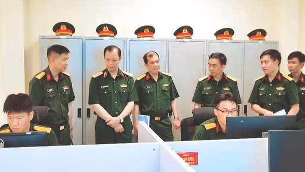 Kiểm tra thực hiện nhiệm vụ tác chiến tại Trung tâm 386, Bộ Tư lệnh 86. (Ảnh: BỘ TƯ LỆNH 86)