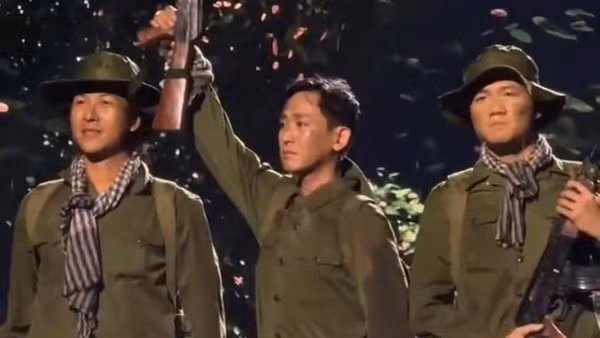 Diễn viên Hứa Vĩ Văn bất ngờ xuất hiện trên sân khấu "Tổ quốc trong tim"