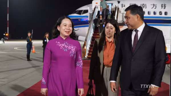 Phó Chủ tịch thứ nhất Nội các Daniyar Amangeldiev đón Phó Chủ tịch nước Võ Thị Ánh Xuân tại sân bay quốc tế Manas, thủ đô Bishkek. (Ảnh: Tâm Hằng/PV TTXVN tại SNG)