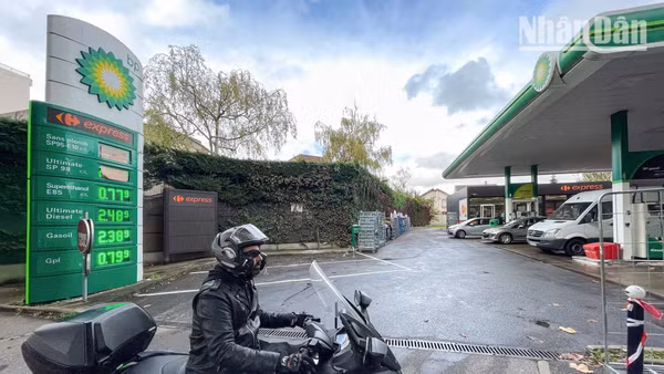 Giá xăng dầu được hiển thị tại một trạm xăng ở thành phố Joinville-le-Pont, ngoại ô Paris (Pháp). (Ảnh: MINH DUY)