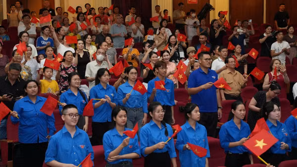 Các đại biểu và khán giả xúc động hòa mình cùng lời ca, giai điệu trong chương trình.