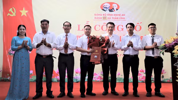 Lễ công bố quyết định thành lập Chi bộ Văn phòng Công ty TNHH Xây dựng Hoa Việt tại xã Thân Lĩnh, ngày 10/7/2026.