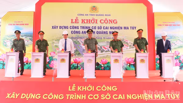 Các đại biểu thực hiện nghi thức khởi công xây dựng công trình cơ sở cai nghiện ma túy tại thôn An Nhơn, xã Trà Giang, tỉnh Quảng Ngãi. (Ảnh: HIỂN CỪ)