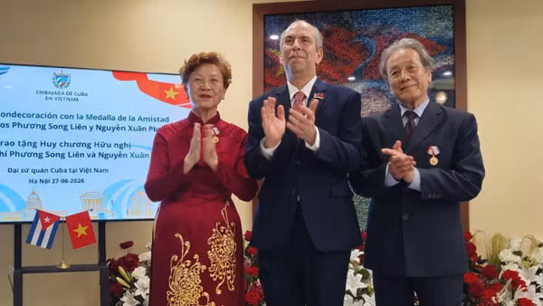 Đại sứ Cuba Rogelio Polanco Fuentes cùng bà Phương Song Liên và ông Nguyễn Xuân Phong.