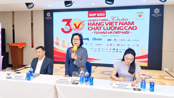Bà Vũ Kim Hạnh, Chủ tịch Hiệp hội Doanh nghiệp Hàng Việt Nam chất lượng cao chia sẻ tại sự kiện. (Ảnh: CTV)