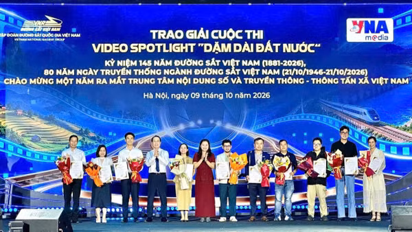 Phó Tổng Giám đốc Thông tấn xã Việt Nam Nguyễn Thị Sự và Phó Tổng Giám đốc Tập đoàn Đường sắt Quốc gia Việt Nam Nguyễn Quốc Vượng trao giải cho các tác giả đoạt giải Video Spotlight "Dặm dài đất nước".