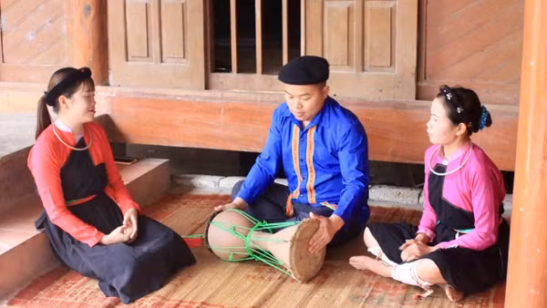 Nghệ nhân Sầm Văn Đạo hướng dẫn các thành viên Câu lạc bộ Bảo tồn văn hóa dân tộc Cao Lan xã Phú Lương đánh trống sành.