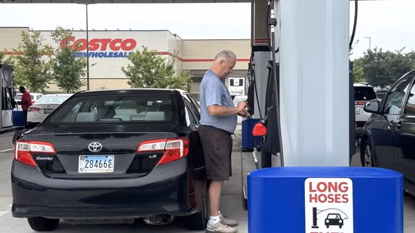 Khách hàng mua xăng tại một trạm nhiên liệu của Costco ở thủ đô Washington D.C. Chi phí nhiên liệu tăng có thể làm gia tăng gánh nặng sinh hoạt đối với người cao niên. (Ảnh: Đoàn Hùng/TTXVN)