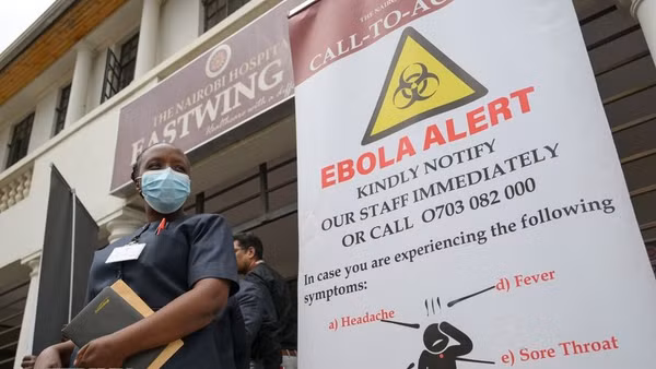 Bảng thông tin cảnh báo dịch Ebola tại bệnh viện Nairobi ở thủ đô Nairobi, Kenya. (Ảnh: THX/TTXVN phát)