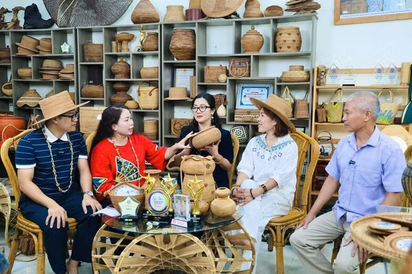 Xã Phú Nghĩa tổ chức livestream quảng bá sản phẩm OCOP, sản phẩm làng nghề. (Ảnh: KIM THOA)