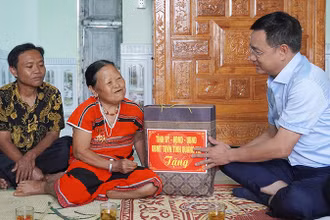 Bí thư Tỉnh ủy Quảng Trị Lê Ngọc Quang thăm, tặng quà Mẹ Việt Nam anh hùng Hồ Thị Neng.